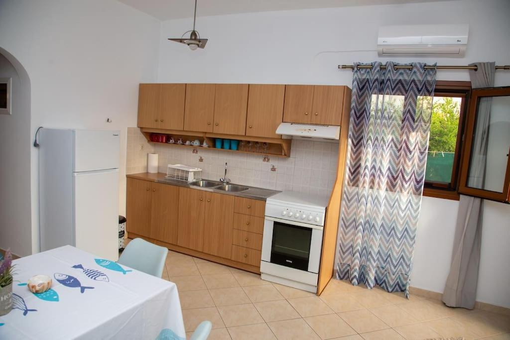Εξοχη Και Θαλασσα Apartment Makrýgialos Екстериор снимка
