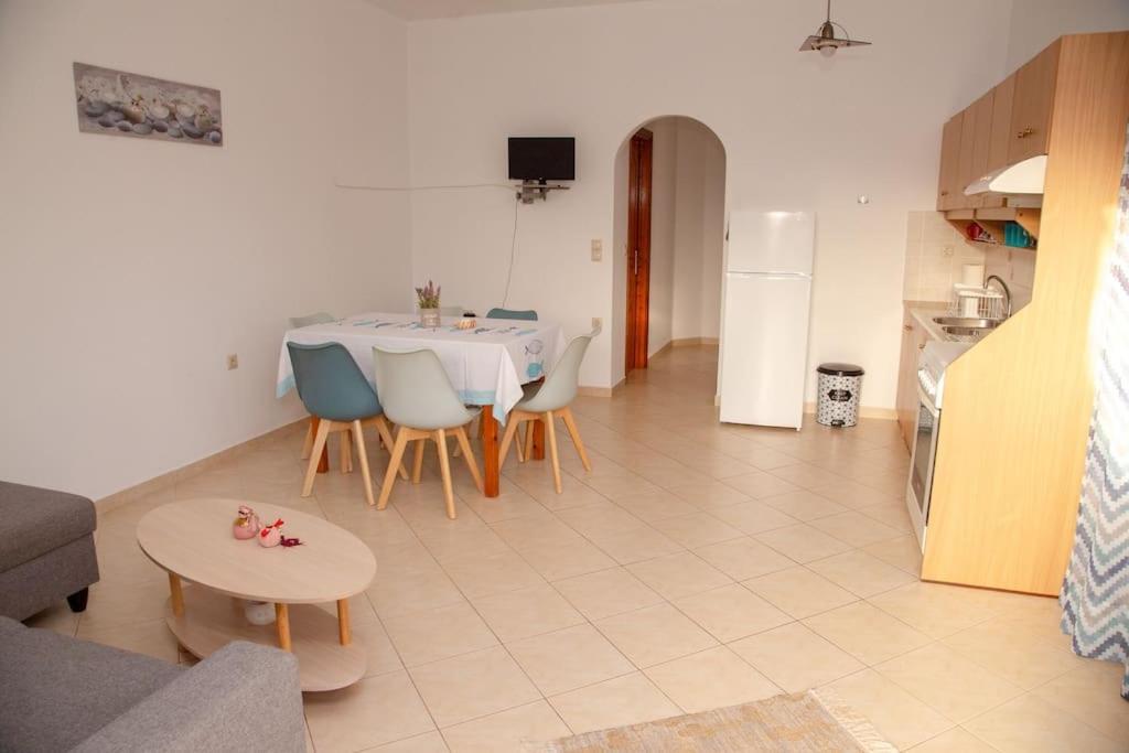 Εξοχη Και Θαλασσα Apartment Makrýgialos Екстериор снимка